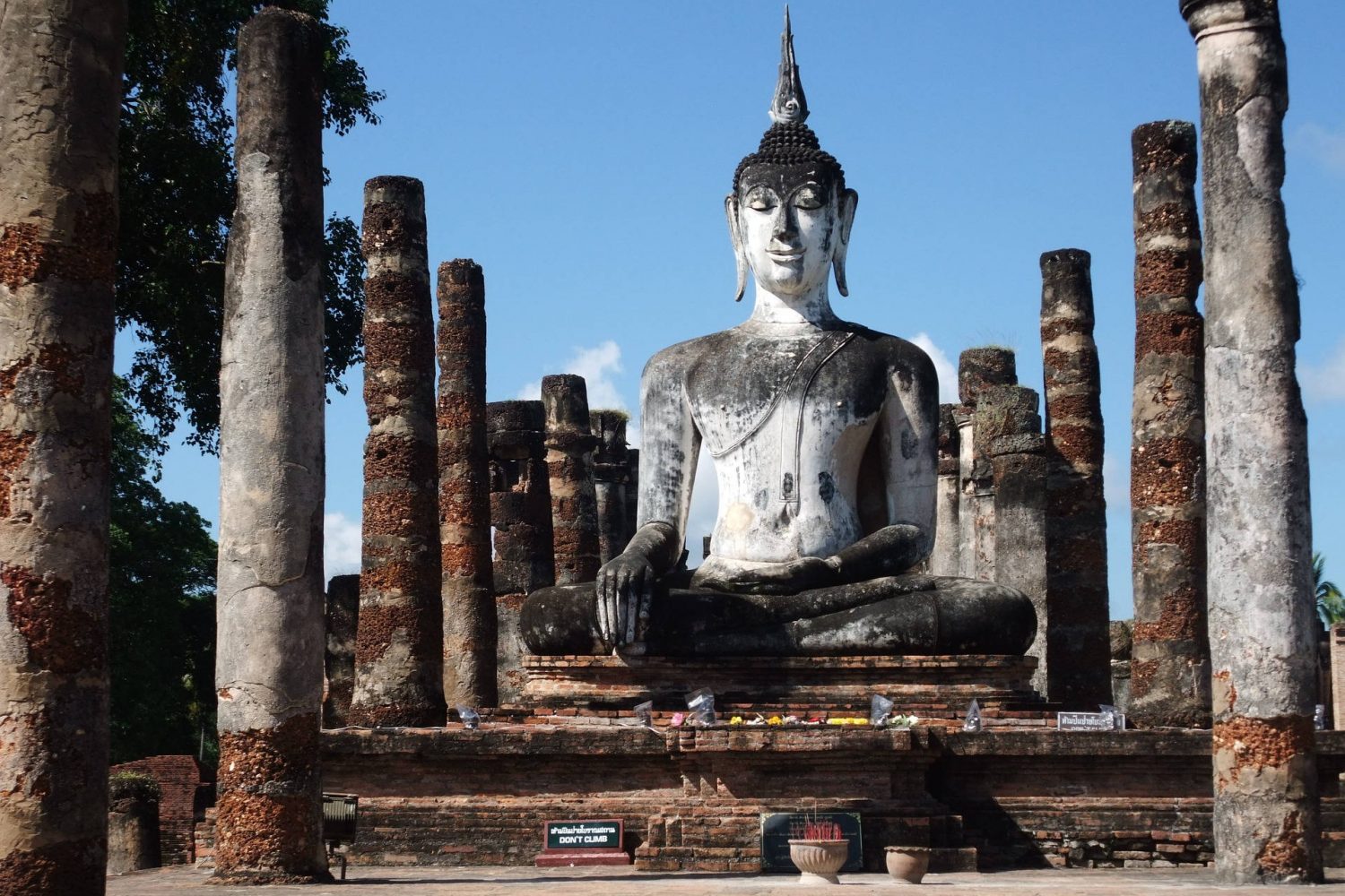 Buddha figure, ruins, Sukhothai